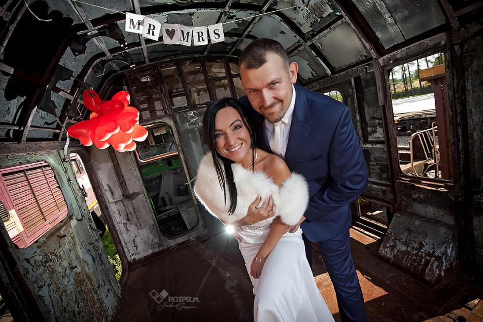 Plener Ślubny w Opuszczonych Wagonach Kolejowych