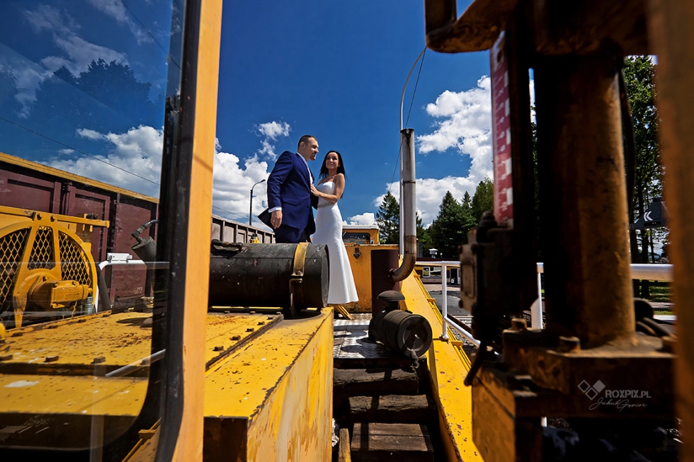 Plener Ślubny w Opuszczonych Wagonach Kolejowych